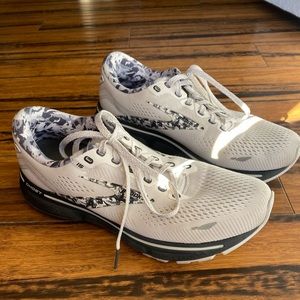 Women’s 8.5 Brooks Ghost 15 Camo White